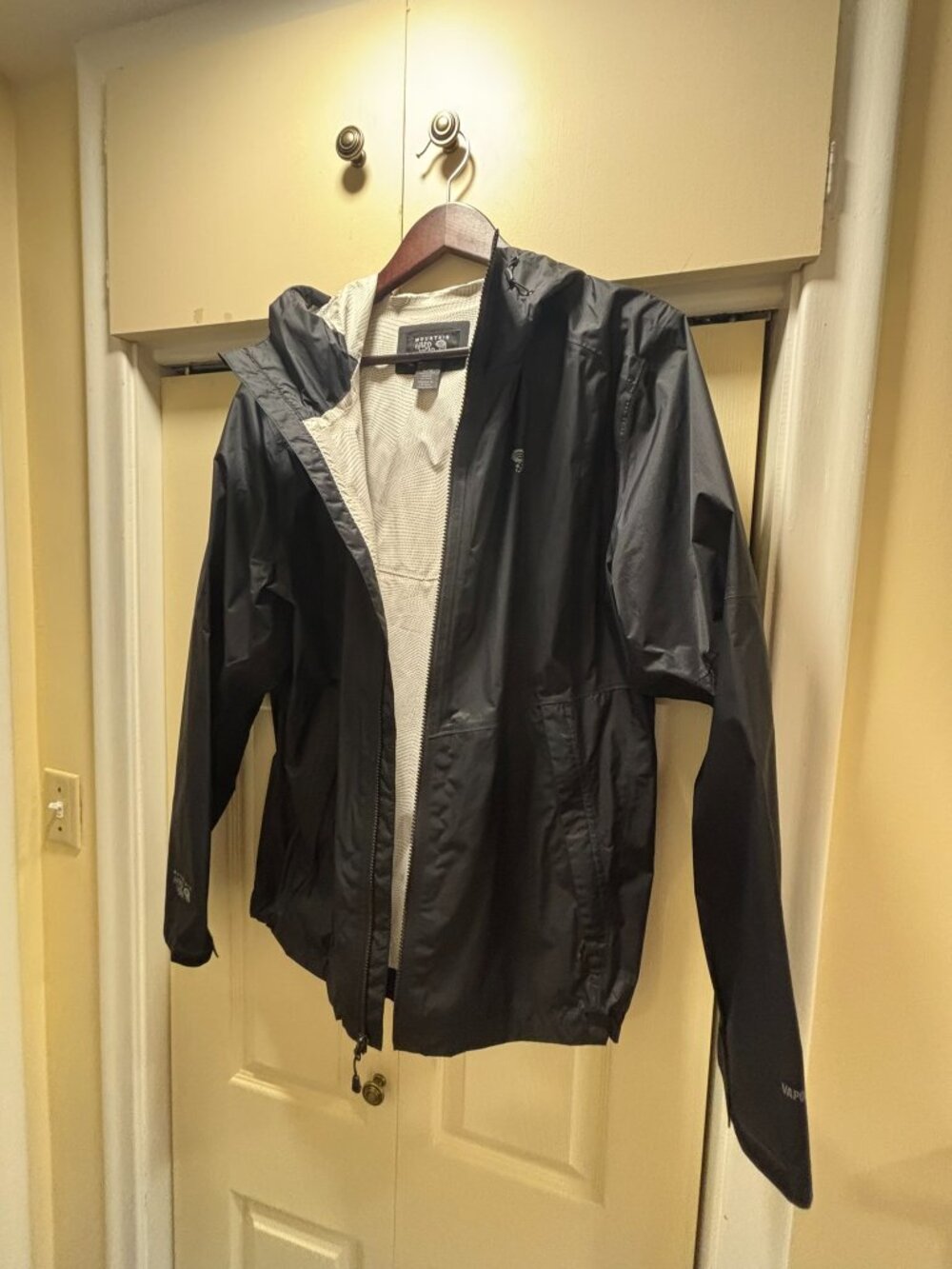 Mountain Hardwear Men’s Black Hooded Rain Shell Jacket Size Large